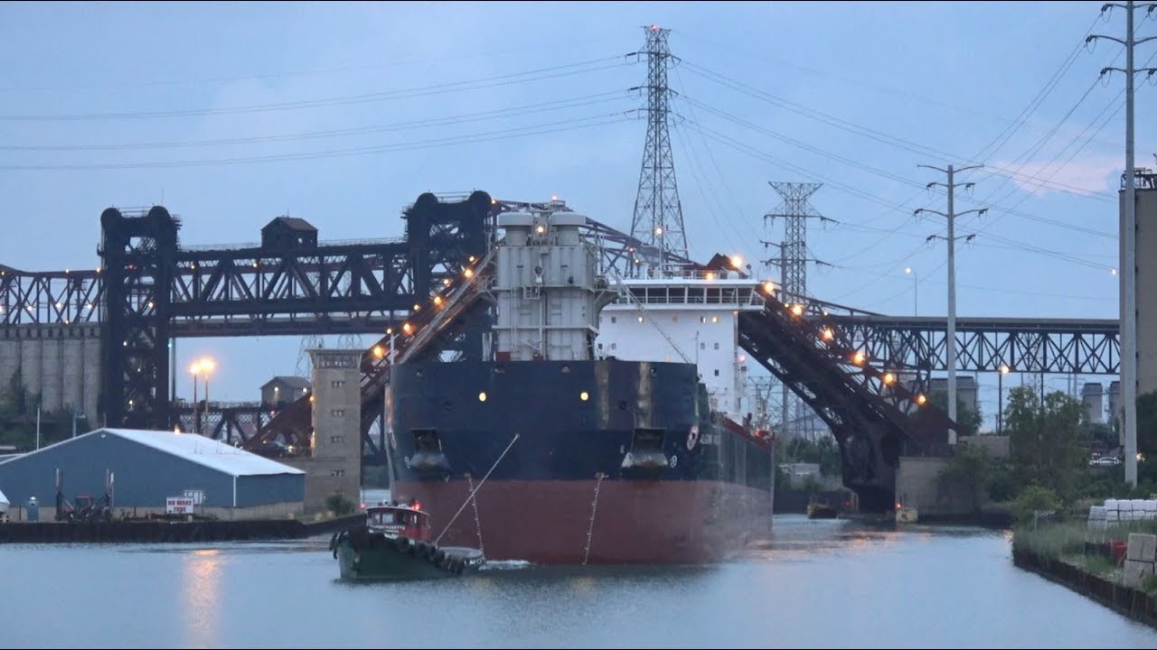 Algoma Innovator at Chicago Ewing Avenue Bridge  7/31/18