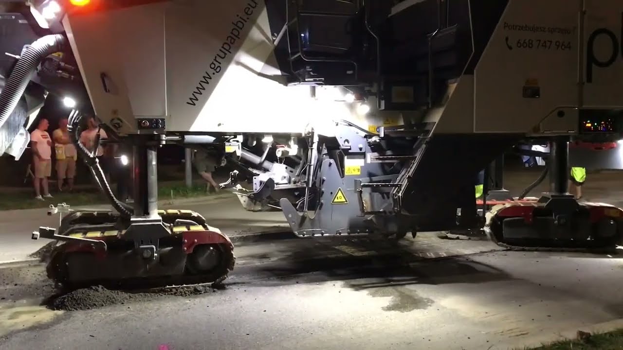 Remont drogi, remont ulicy, maszyna zrywającą asfalt, frezarka drogowa Wirtgen W210 FI podczas pracy