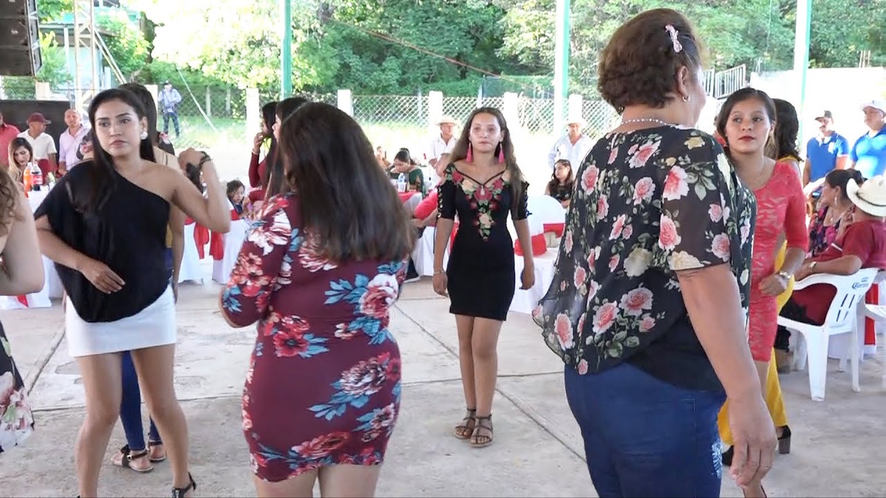 CHULAS MUJERES BAILANDO EN PLACERES DEL ORO GRO.