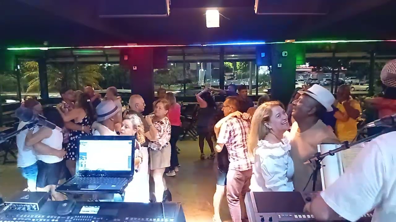 Baile da segunda feira no Tropical Beer Ceilandia  Sul DF com Janio Silva ao vivo 