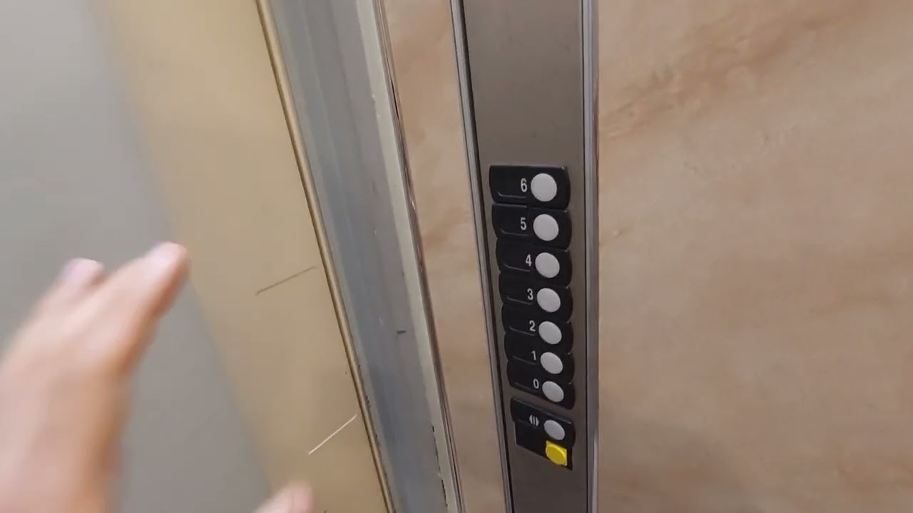 2 Edelma lifts in a 6 story in Blanes