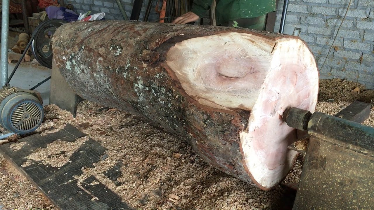 Woodworking Extremely Dangerous - Wood Turning Skills Of Carpenters Extremely High In Asia