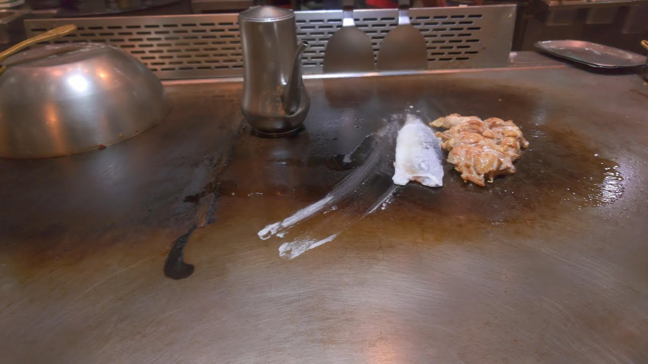 Teppanyaki cooking : combination of chicken, fish and vegetables