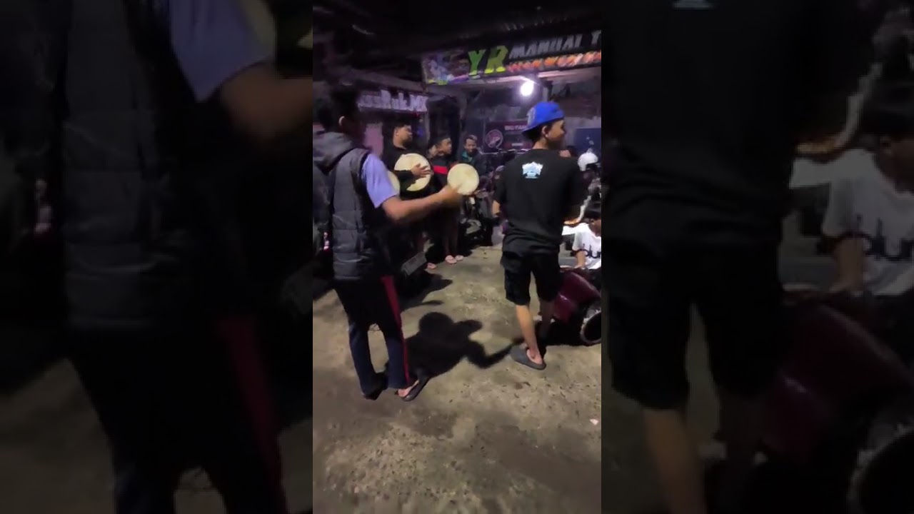 Heboh! Tradisi Unik Warga Kuningan Bangunkan Sahur Pakai Alat Musik Tradisional