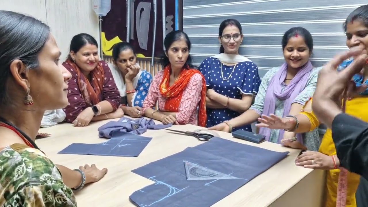 आज ऑफलाइन क्लास में सिखाया प्रिंस कट ब्लाउज