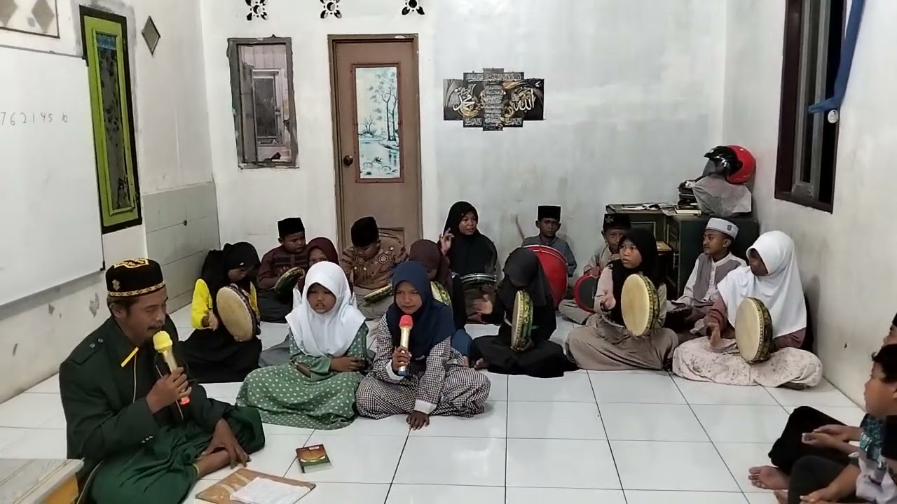Aki aki belajar Hadroh ( Nurul Musthofa)