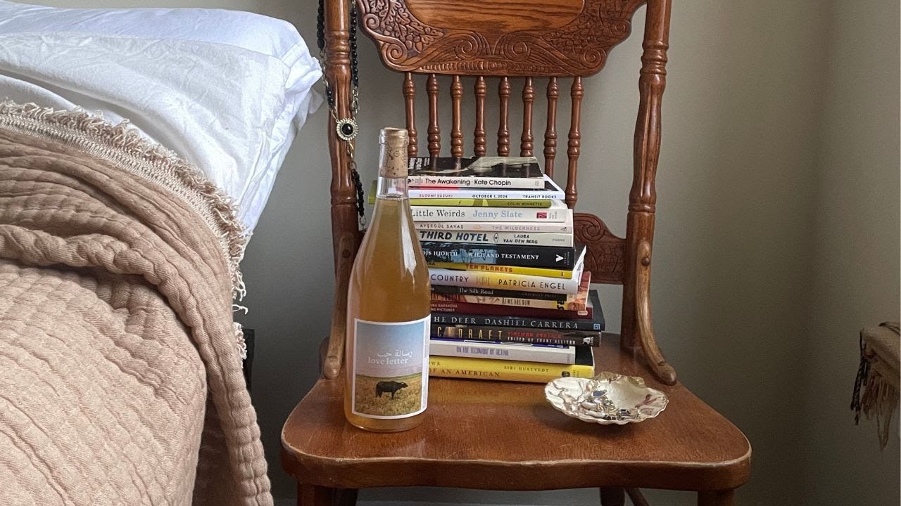 15 подержанных книг, товары для дома и натуральное вино.
