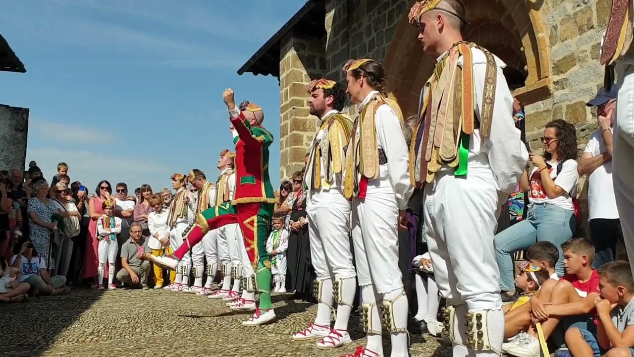 Los Danzantes de Ochagavía bailan en el santuario de Muskilda