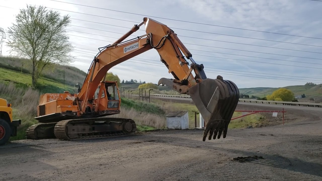 LOT #2112 -Hitachi UH122 Excavator