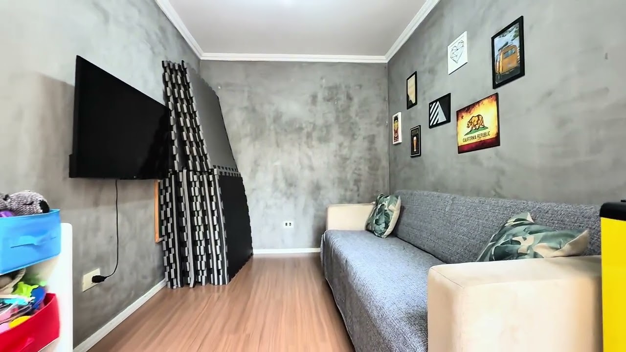 Casa Encantadora  três quartos sendo uma suíte , duas  vagas cobertas,  Edícula com suíte.