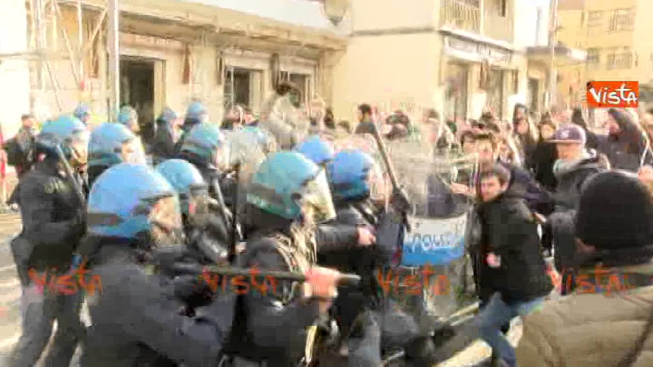 Sgombero palazzo occupato a Bologna, manifestanti allontanati dalla polizia