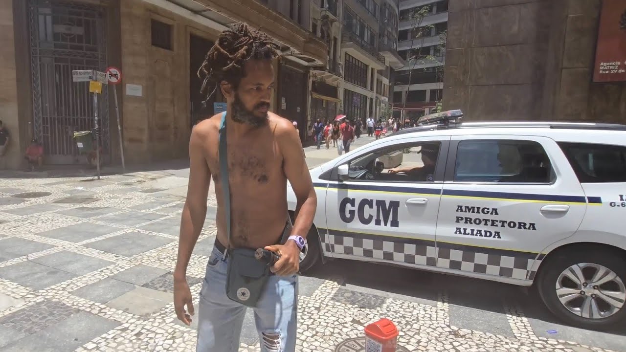 VEJA O MORADOR DE RUA QUE FOI PRESO PELA A POLICIA SO POQUE ESTAVA CANTANDO SERTANEJO