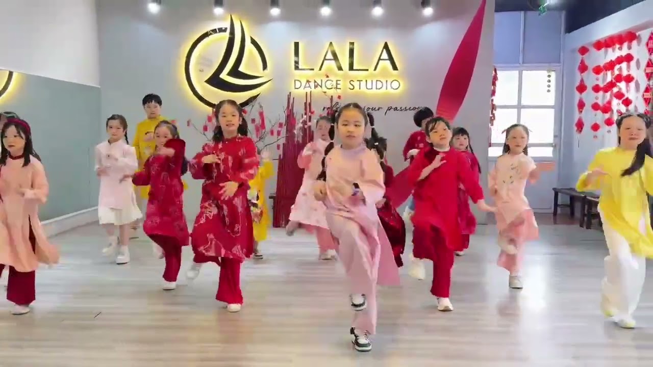 Lucy Hoài An - Tết Tết Tết LaLa Dance studio 