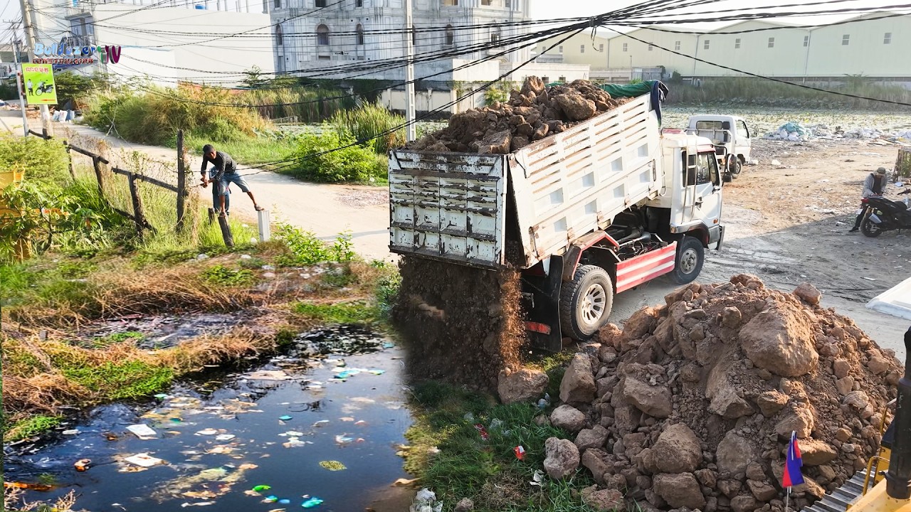Great Landfill Process! Good Technique Of Bulldozer D31p With Dump Trucks Transported Actions