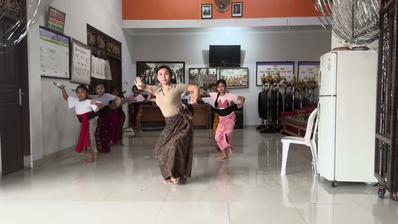 Tari Puspawresti Cewe