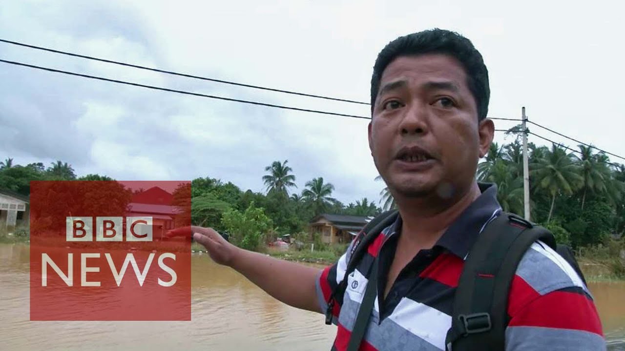 Malaysia floods: Residents take matters in their own hands