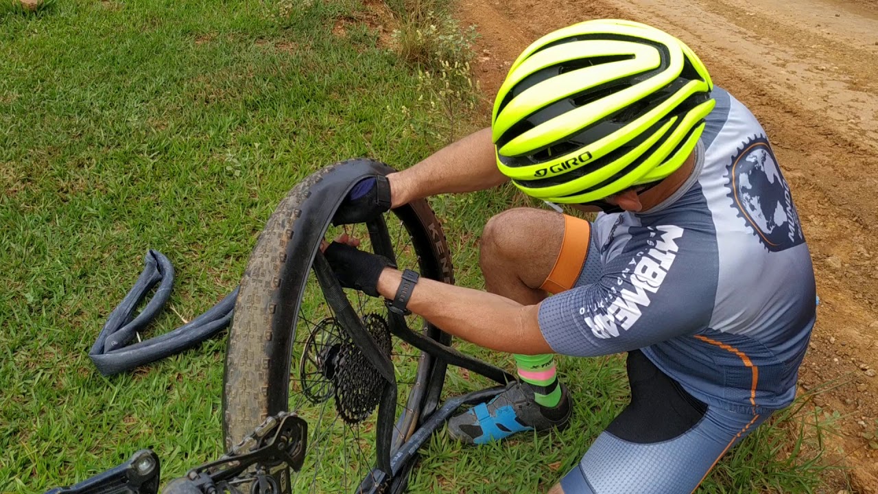 Como trocar o  pneu ( câmara de ar)   furado  da bike na trilha