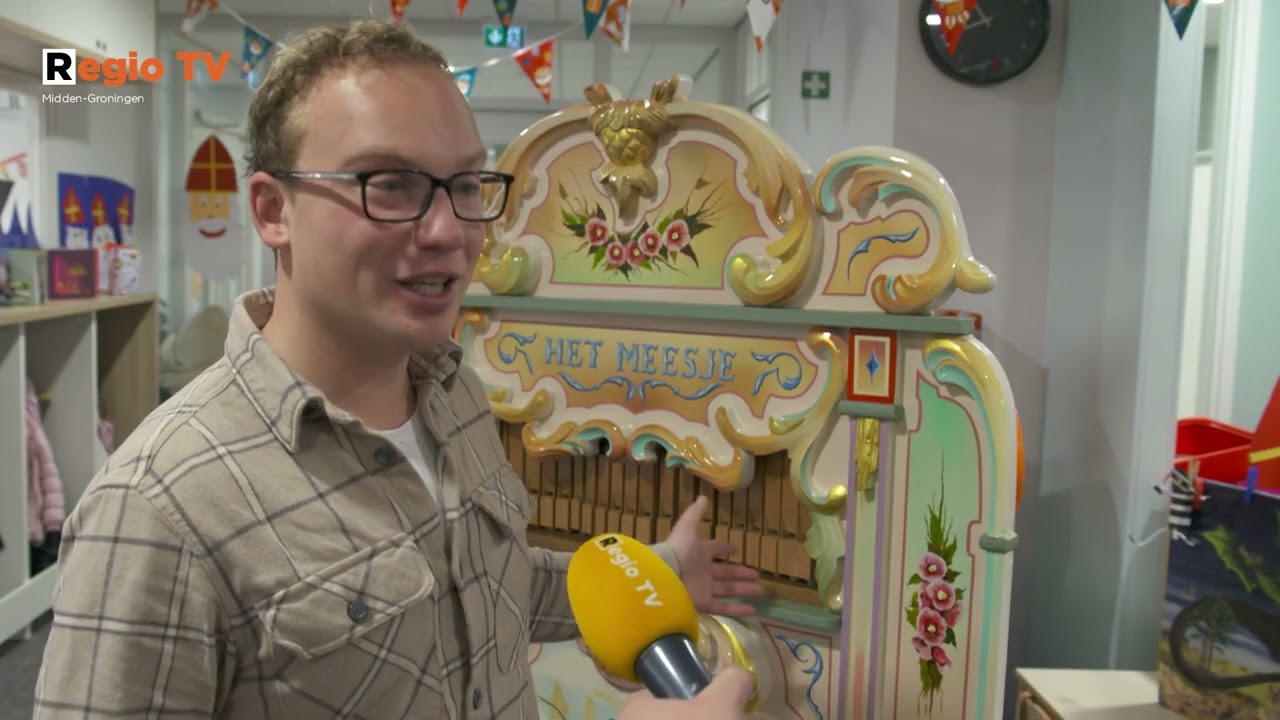 Joris gaat met zijn draaiorgel langs bij basisschool 't Heidemeer in Sappemeer
