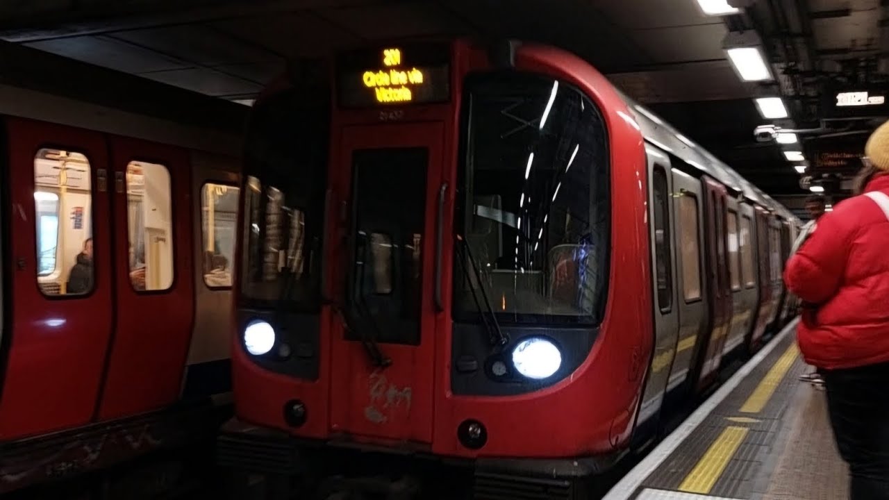 London Underground 22437 S7 Stock on the Circle Line