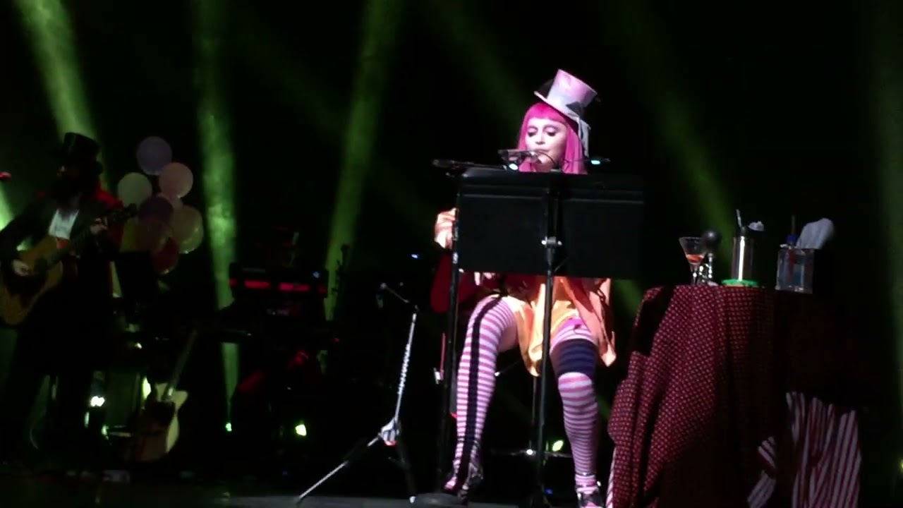 Madonna- Easy Ride Live - Tears of a clown