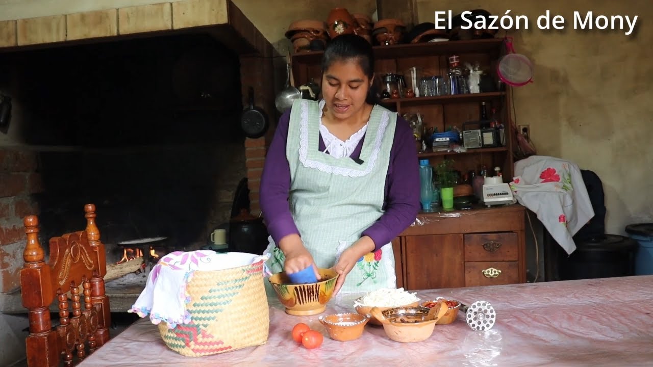 Quesadillas con frijoles de olla acompañado de salsa de chicatana, una comida fácil y barata