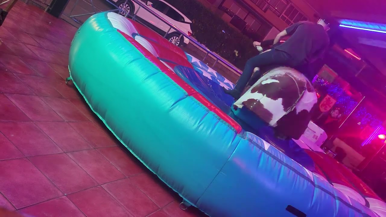 New video Bull riding crazy couple riding bull 😤 🤣 🤪 👌🎊🥳#visitbenidorm #bullriding #rodeo