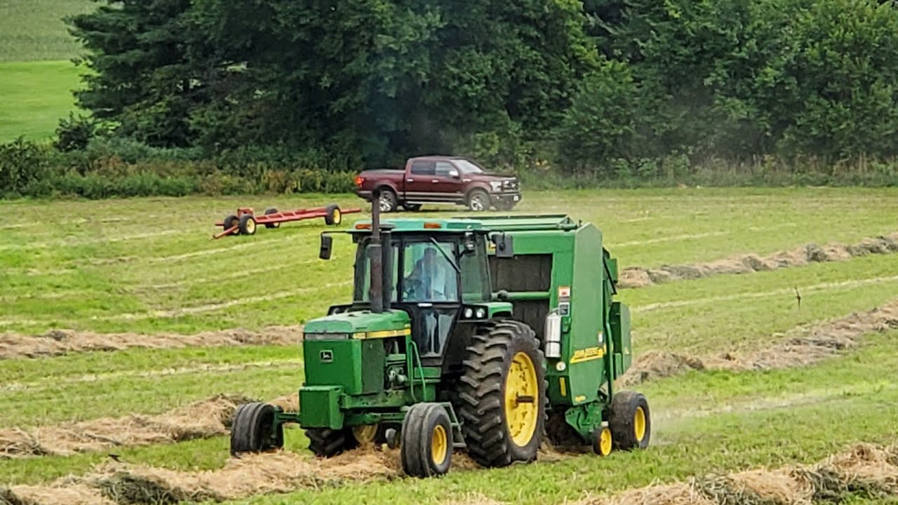 JD 4450 Round Baling