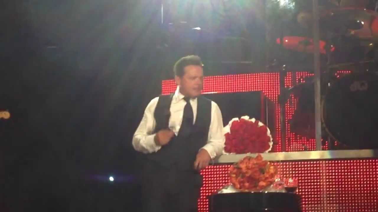 Luis Miguel besa en la boca a su novia en concierto de Monterrey HD - 2013