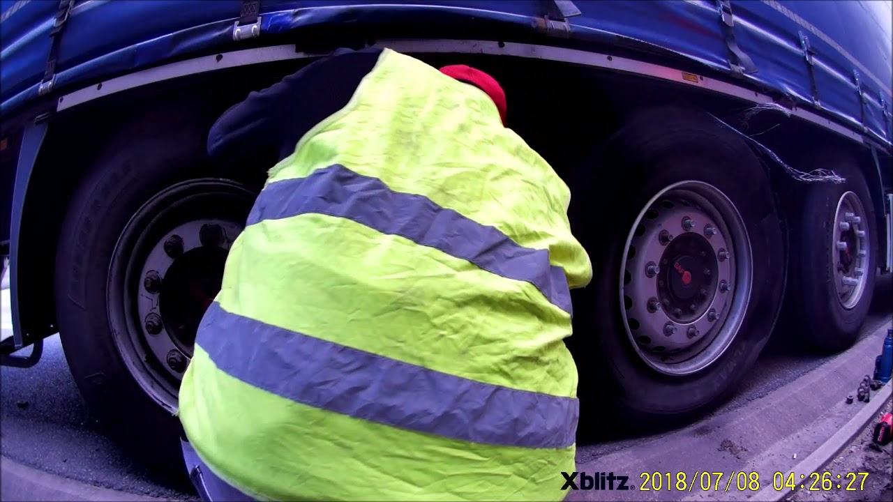Wymiana  koła w naczepie na AOW S8 truck wheel repair on the highway