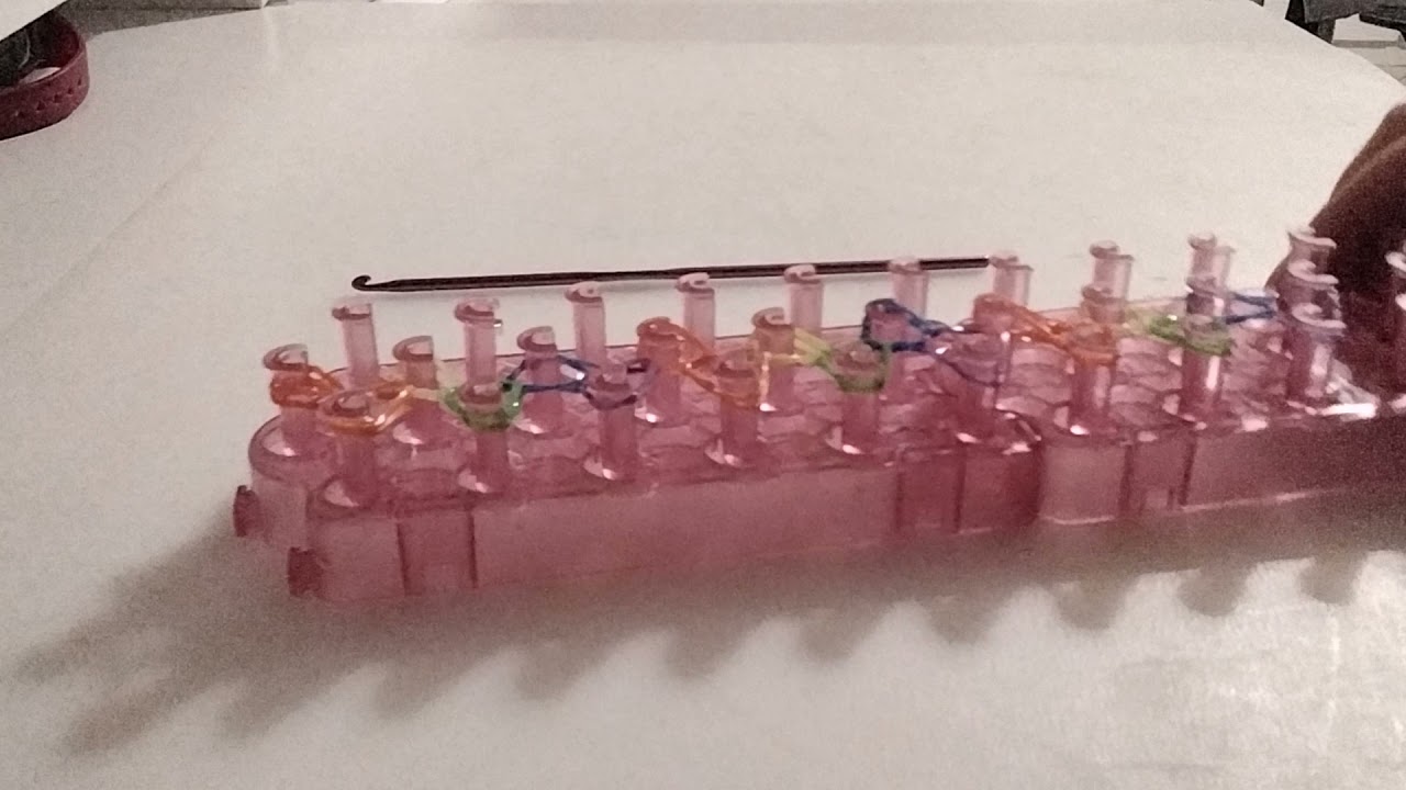 Bracciale con elastici e telaio.