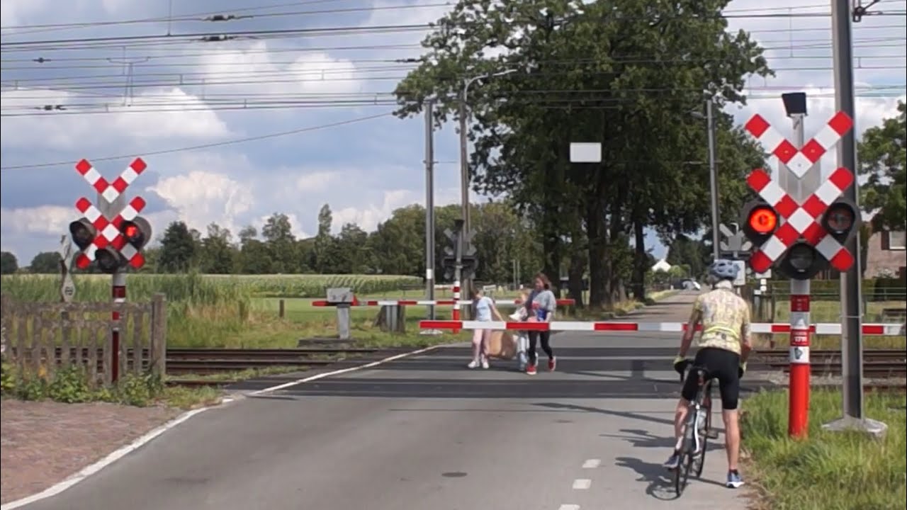 Vrouw met twee kinderen steekt gesloten spoorwegovergang in België over! | Railroad Crossing Essen
