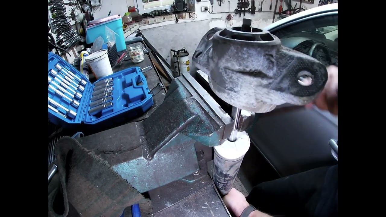 VW Golf 5 wymiana amortyzatorów sprężyn tył