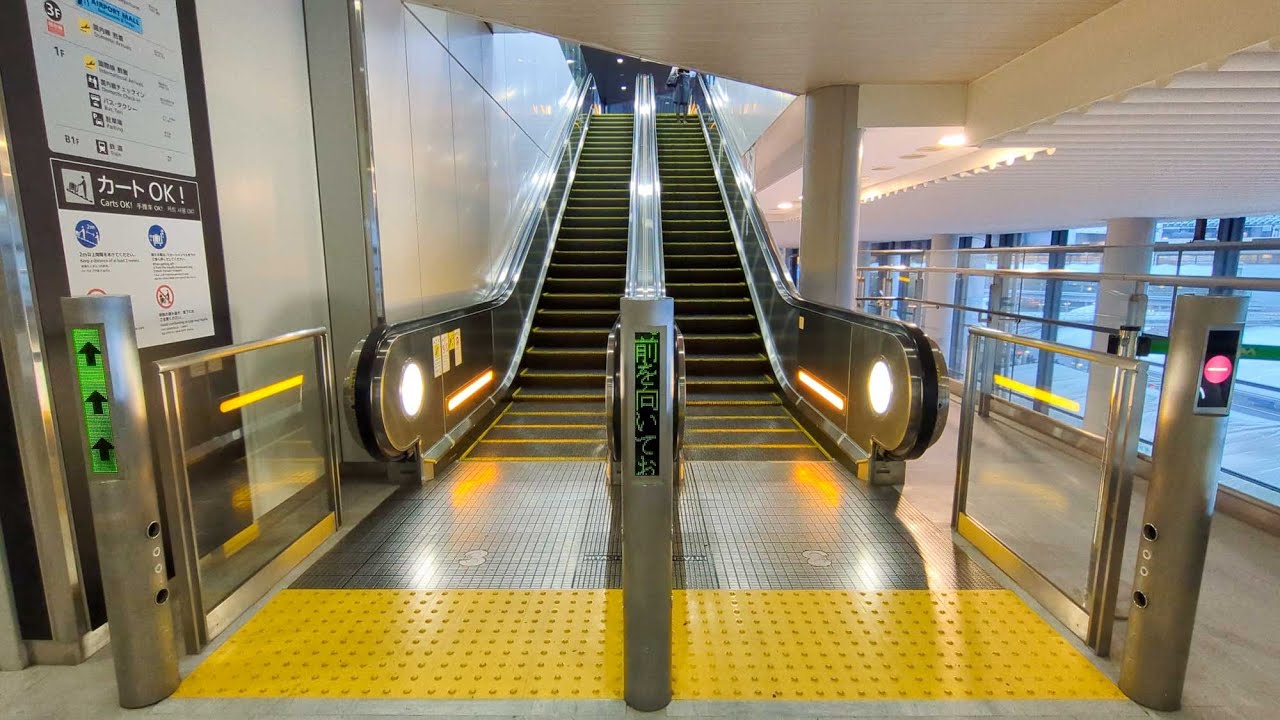 成田空港のカートOK緩傾斜エスカレーター（日立）