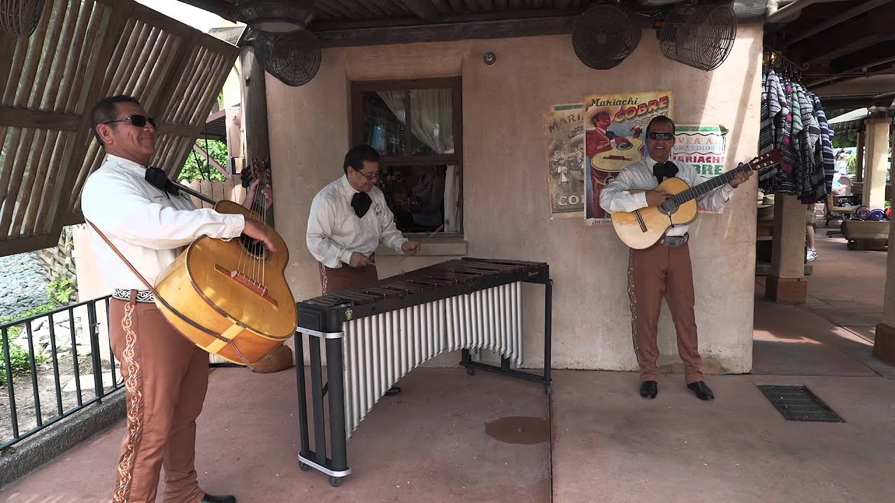 Мексиканское трио маримбы в павильоне Мексики в парке Epcot