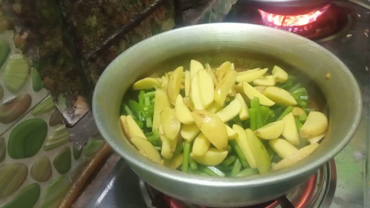 আগে না খেয়ে থাকলে জলদি ট্রাই করুন কুমড়ো ফুলের সাথে মাছ দিয়ে আলু দিয়ে রান্না। 