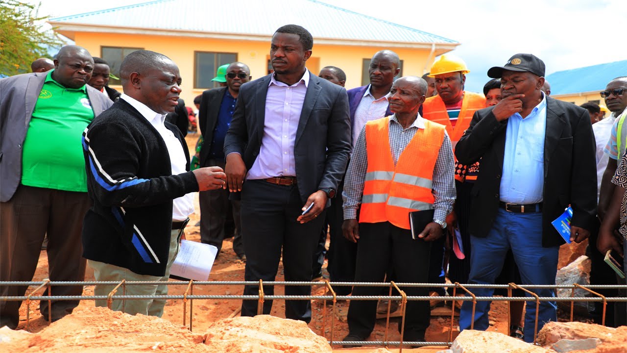 HOSPITALI YA WILAYA KARAGWE YAONDOKA NA WATUMISHI WAWILI/WANACHELEWESHA UJENZI/