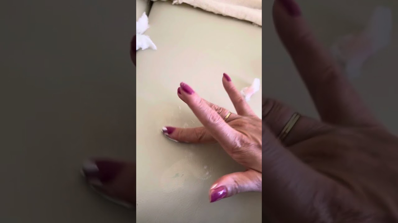 Como tirar tirando tinta de caneta azul do couro sofá de couro que dá certo sim 🙌🏼 