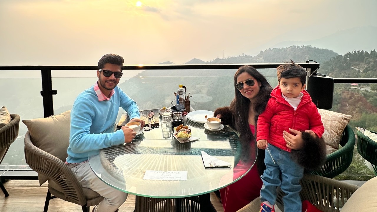 Hum gaye Coffee peene Vadiyo ke beech me | Mussoorie VLOG