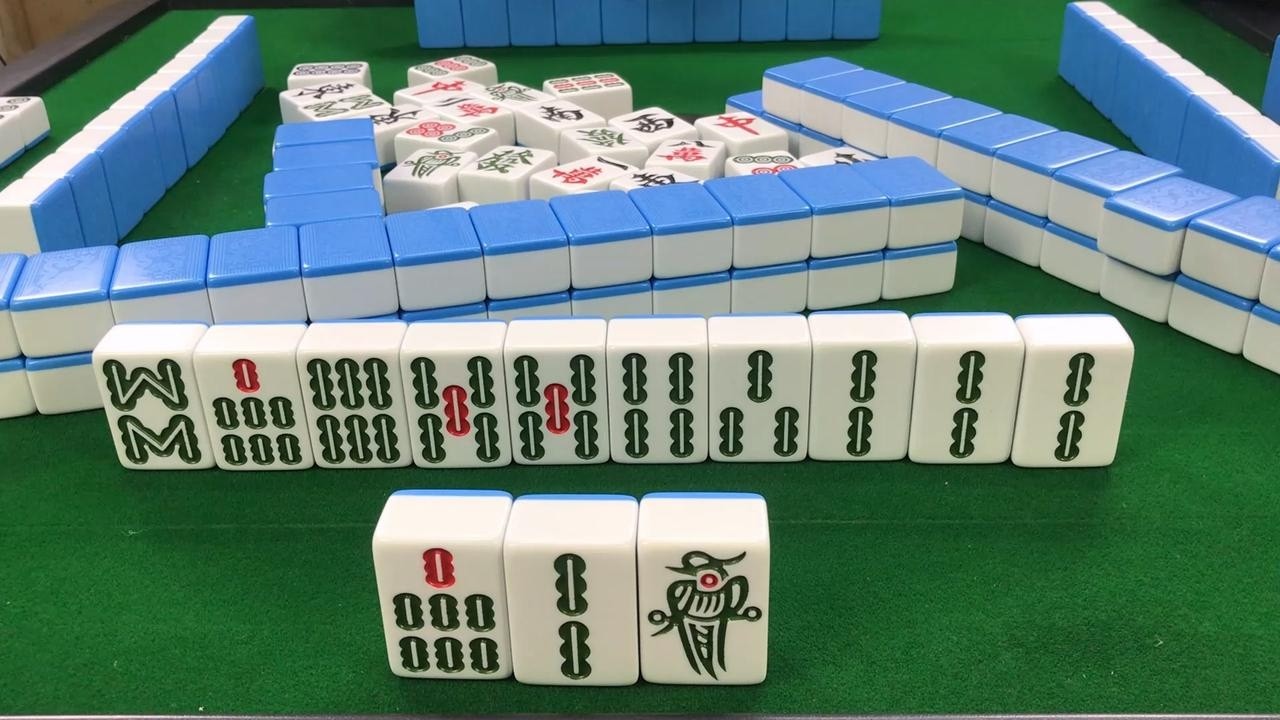小哥的麻将心思真的猜不透，看着快过年了？你留二条过年吗？