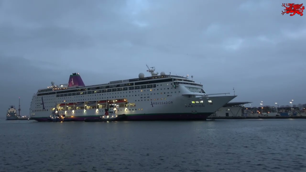 31.03.2026 Warnem&uuml;nde das Kreuzfahrtschiff Ambition um 5:10 Uhr beim Einlaufen am Molenfeuer.