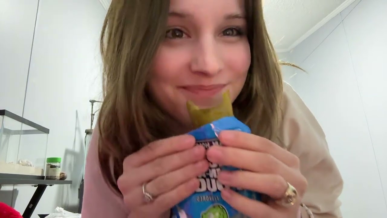 Eating a pickle 🥒 asmr