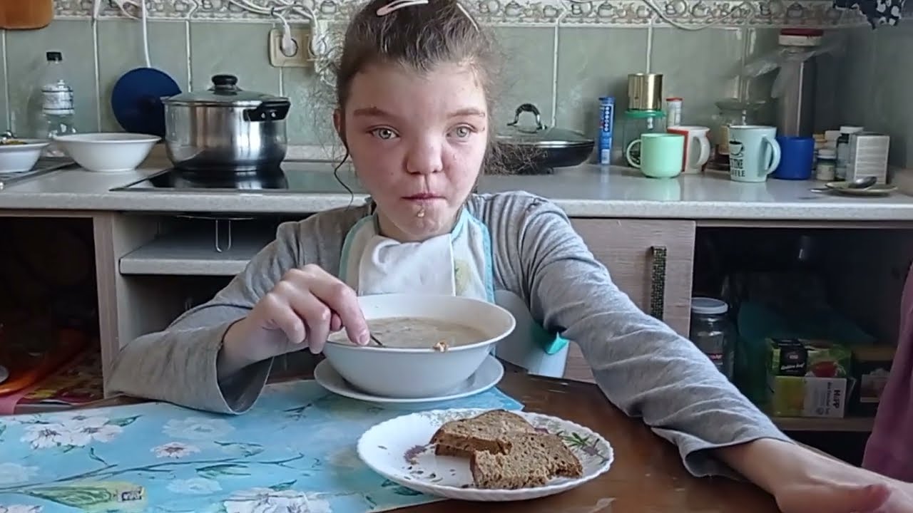 Віка починає обідати 14/03/2025. Vika starts having lunch.