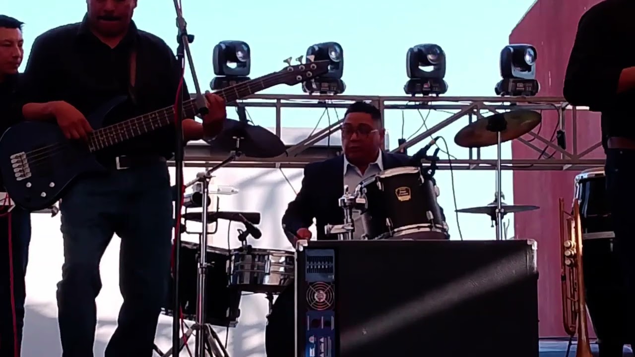 Grupo veneno tropical haciendo homenaje a la música echa en Puebla gracias x su apoyo