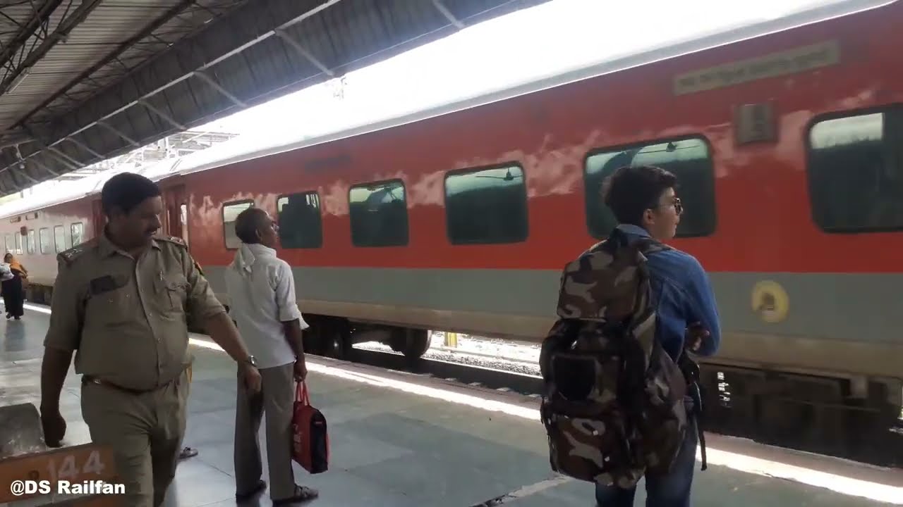 14003 *Malda Town - New Delhi Express* lead by WAP-4 arrived at Shahjahanpur Junction at full speed