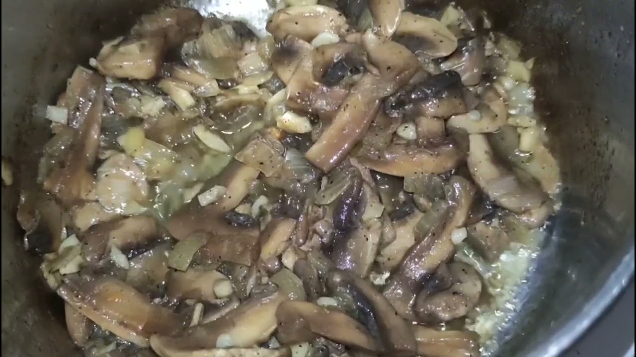 Грибной сливочный суп - наслаждение в каждой ложке.