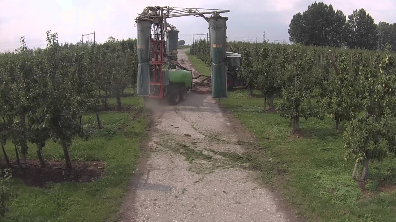vogelaar fruvo B.V. spuiten met Fendt 211 vario met munckhof 3 rijer spuit