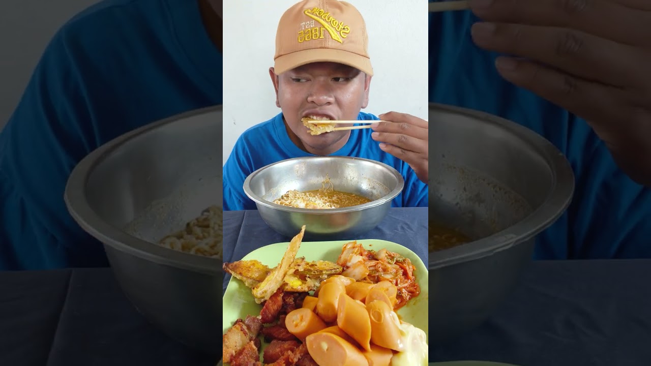 มาม่าไข่ดาวแซ่บๆกับหมูทอดผักทอดครับ