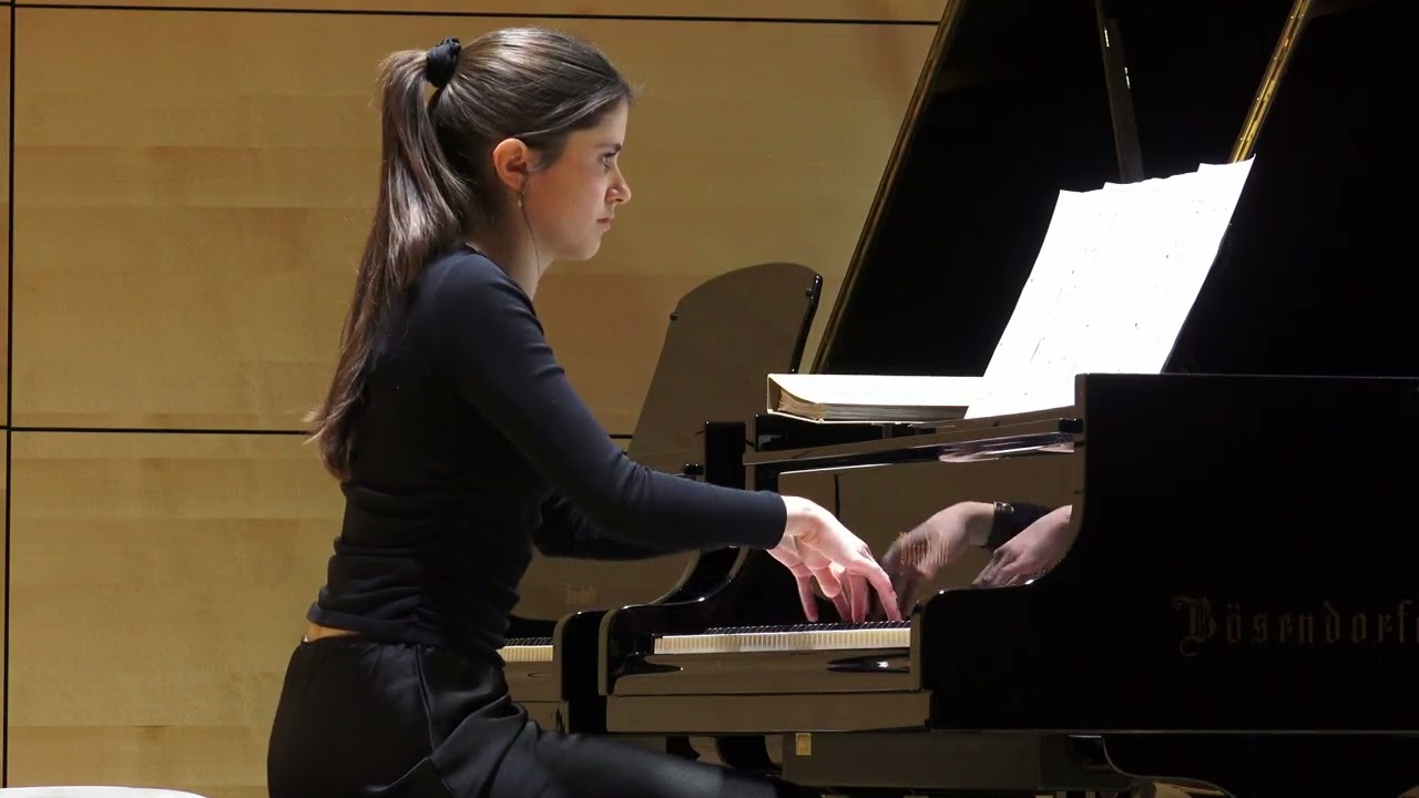 Adeste Fideles - Maja Ehrensberger am Klavier