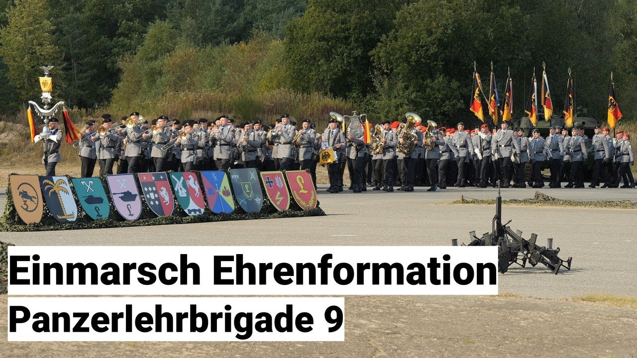 Einmarsch Ehrenformation Panzerlehrbrigade 9 mit Regimentsgruß - alle Truppenfahnen vereint