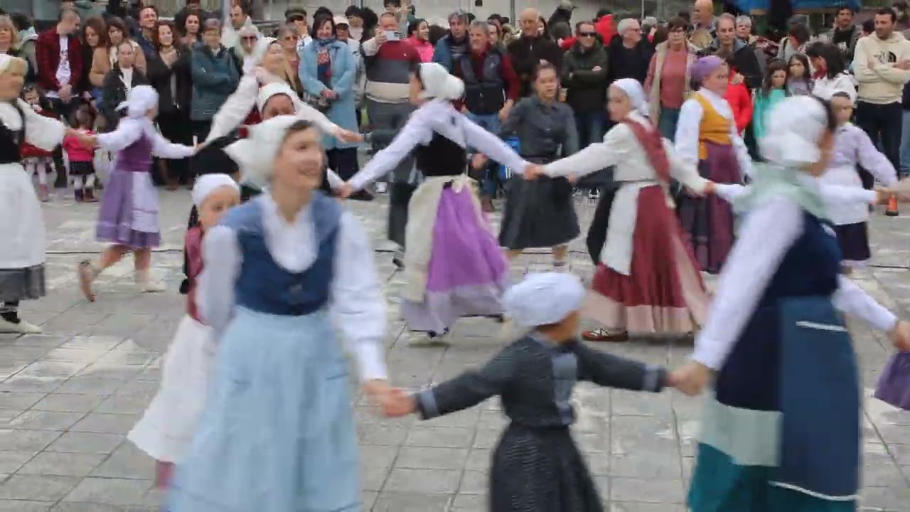 EUSKAL DANTZAK IRATXO DANTZA TALDEA III